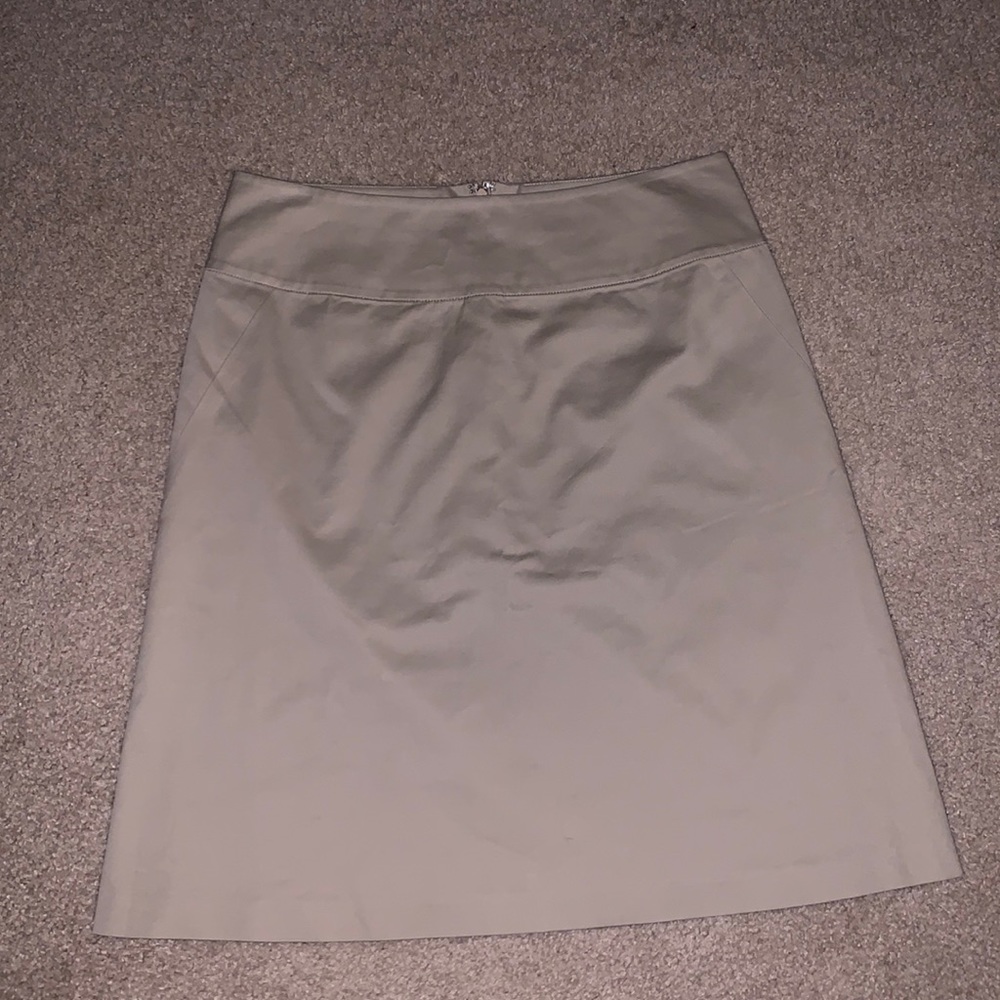 Banana Republic Size 6 tan cotton skirt. Great for everyday wear.